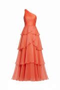 Vestido Coral One-Shoulder Tiered - Fondo blanco puro